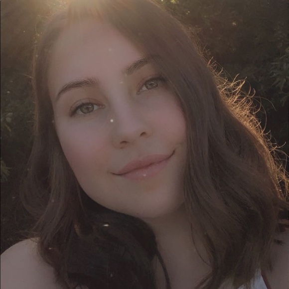 Meet your Posher, Hannah - Picture 1 of 1